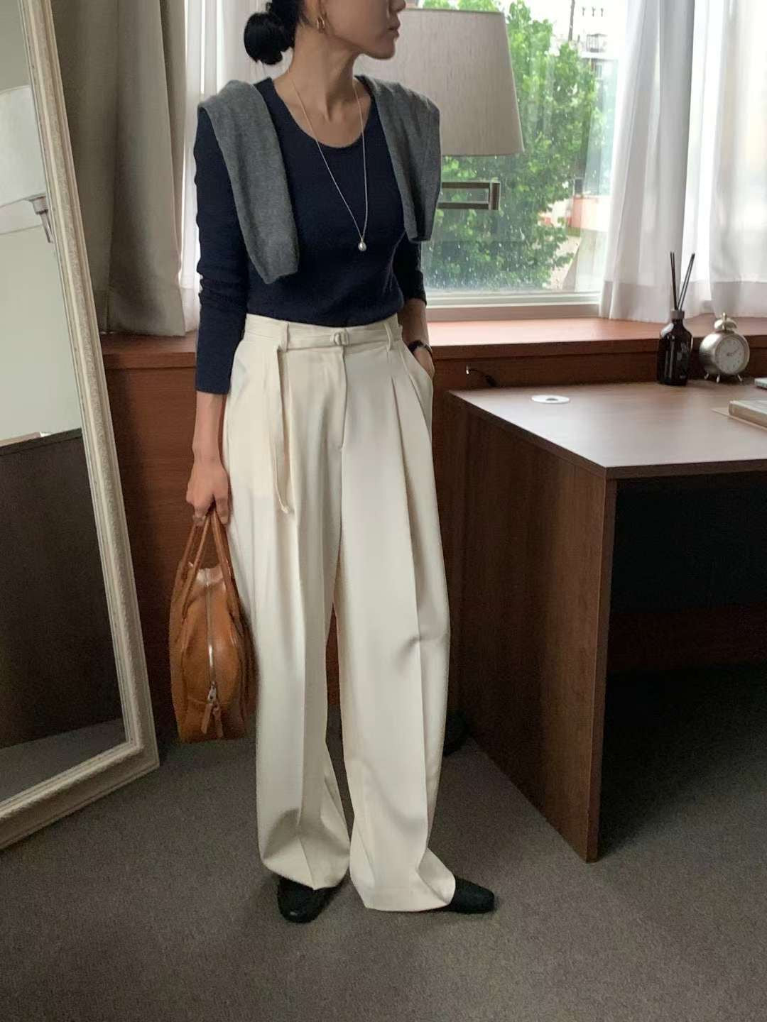 // 連腰帶垂感壓褶西褲
