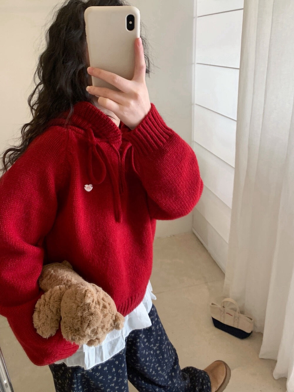 // 精緻花邊帽心心金屬貼牌毛衣