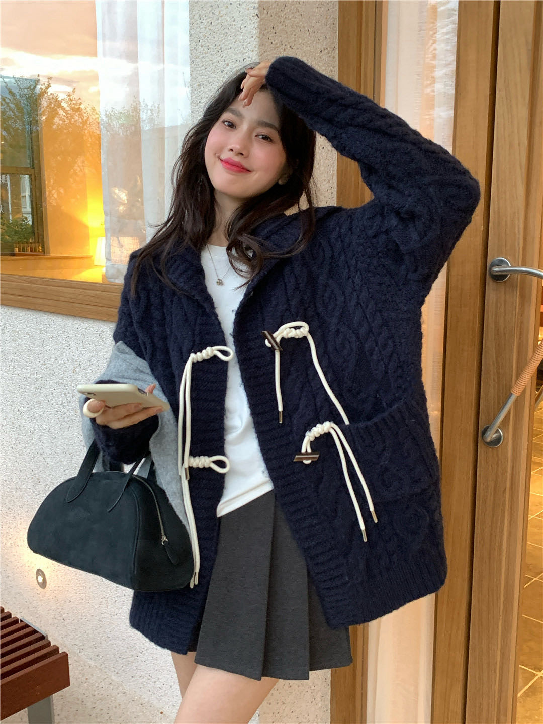 // 超重工牛角鈕麻花連帽中長CD