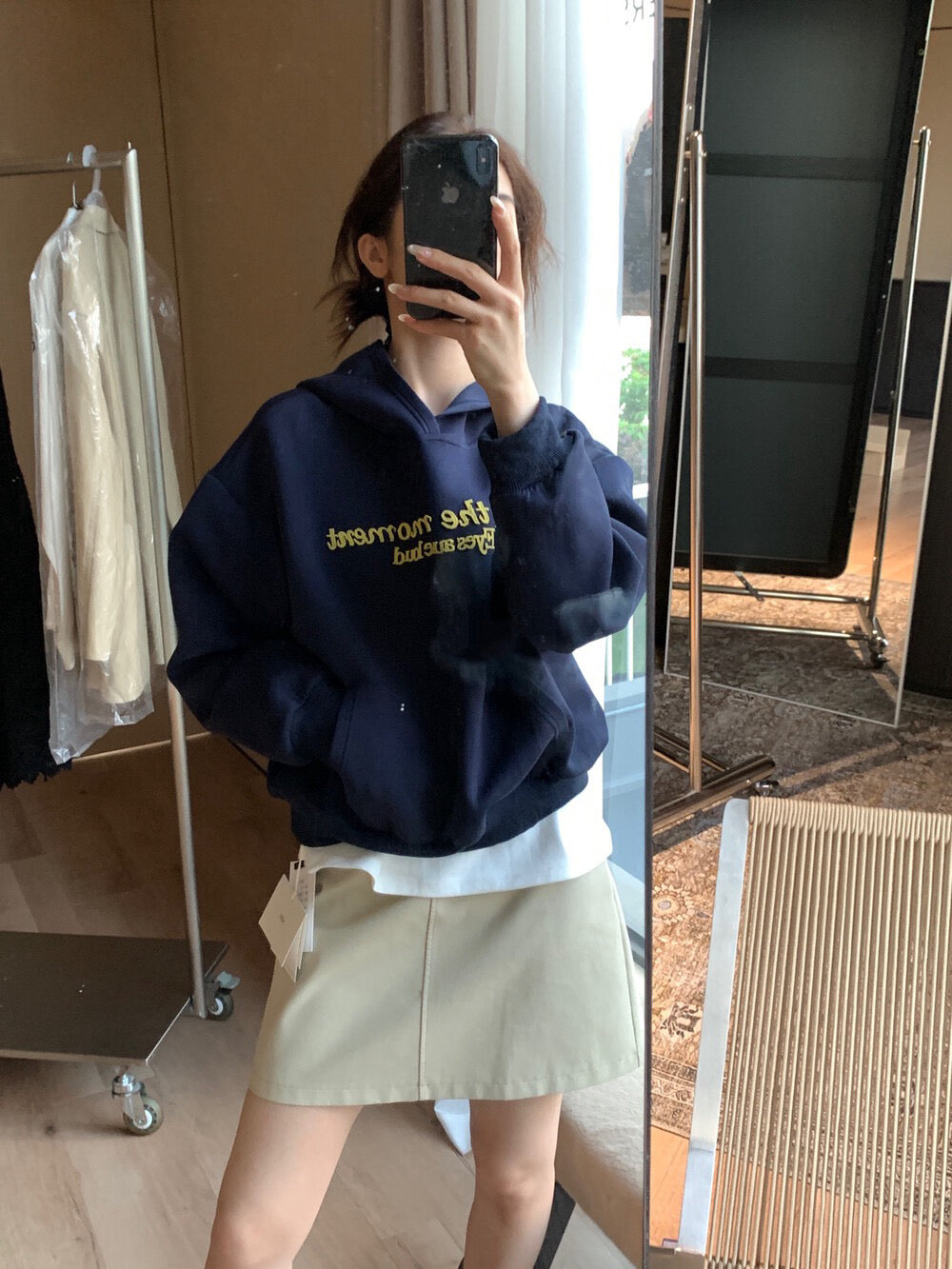 // 復古感植絨字連帽衛衣