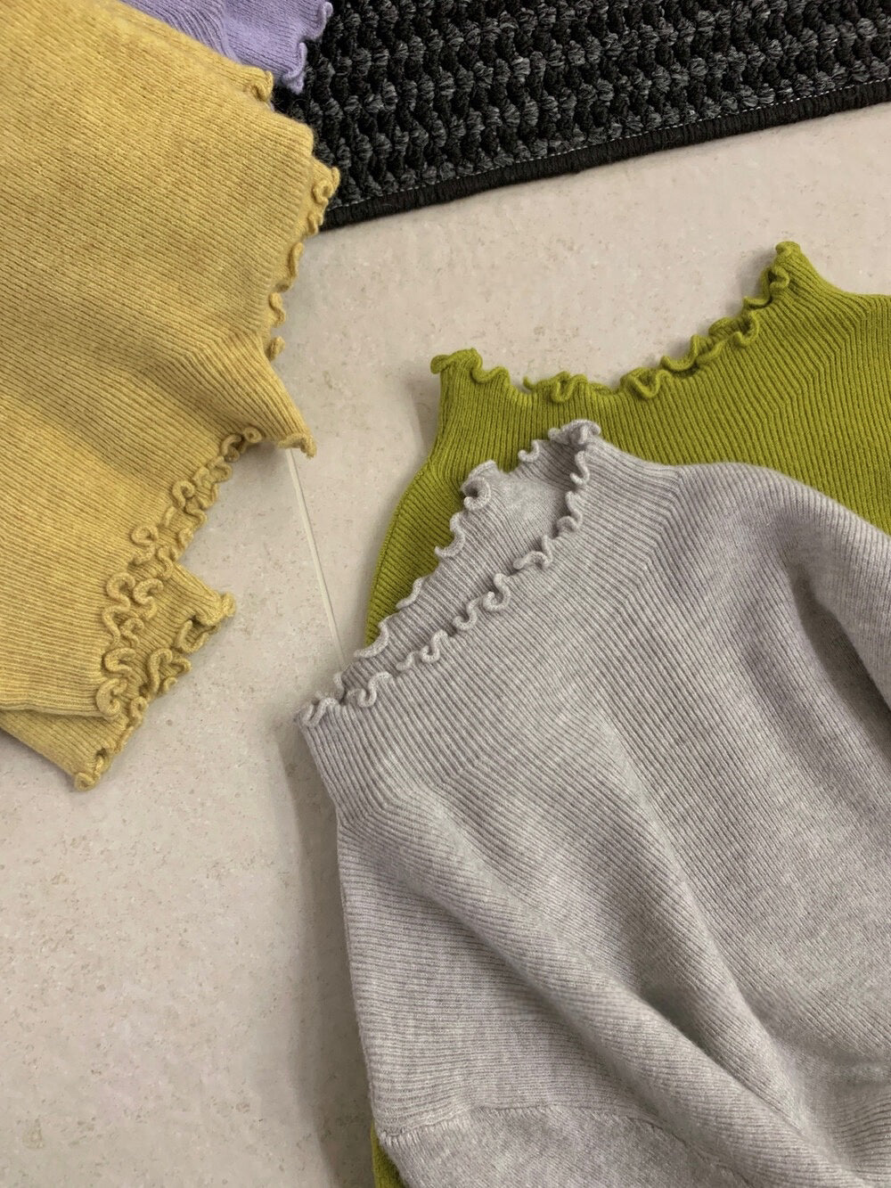 // 人手一件卷卷邊半領針織NT