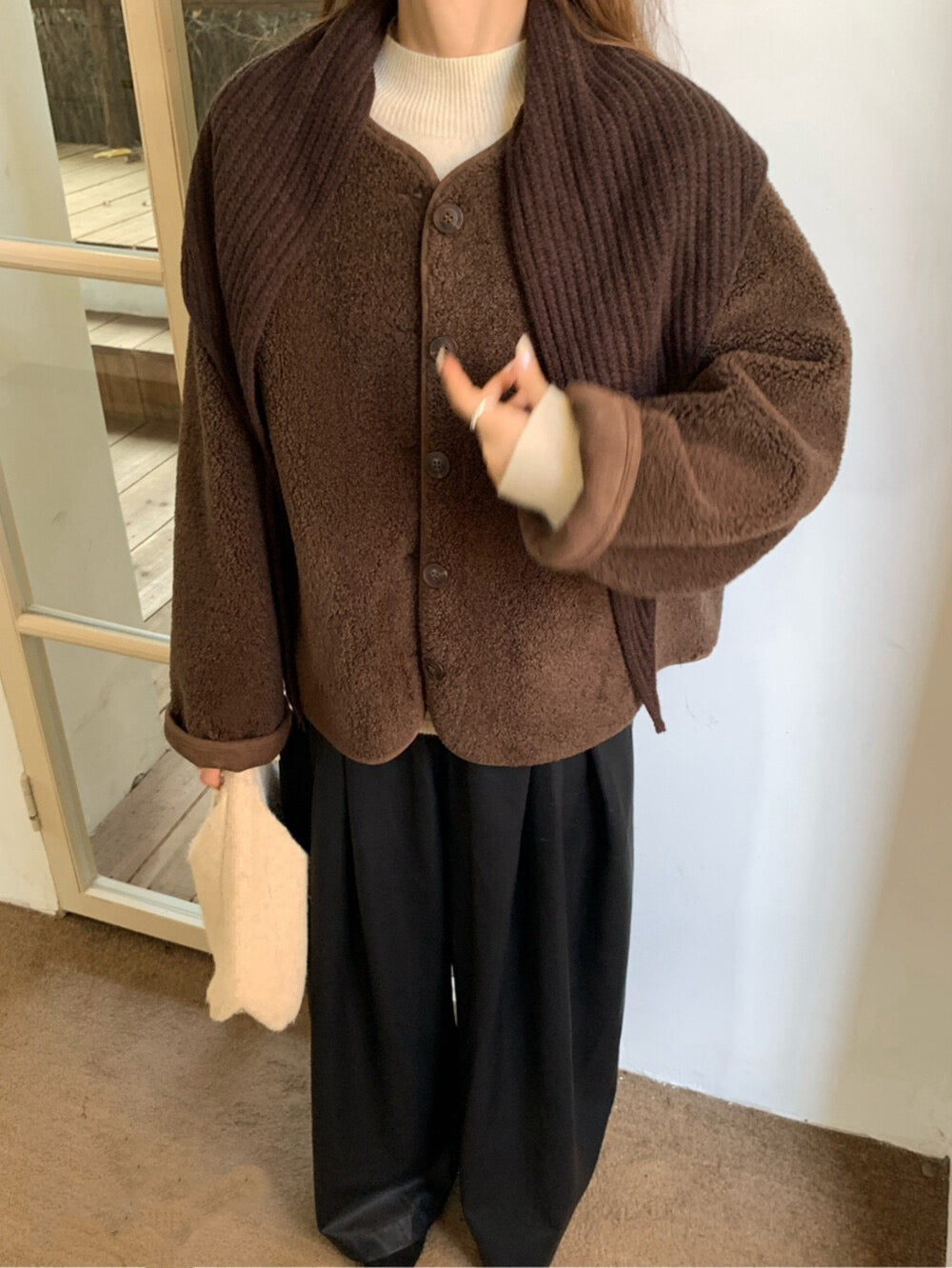 // 連披肩弧邊羊羔毛外套