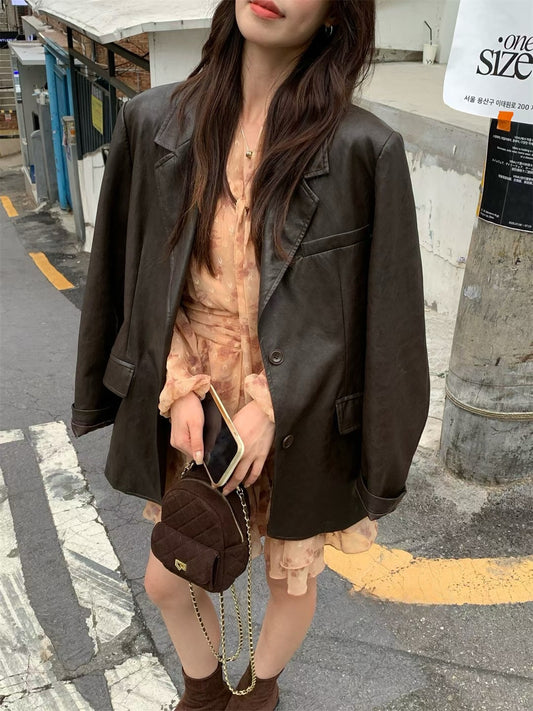 // 啞光質感彷皮西裝外套￼