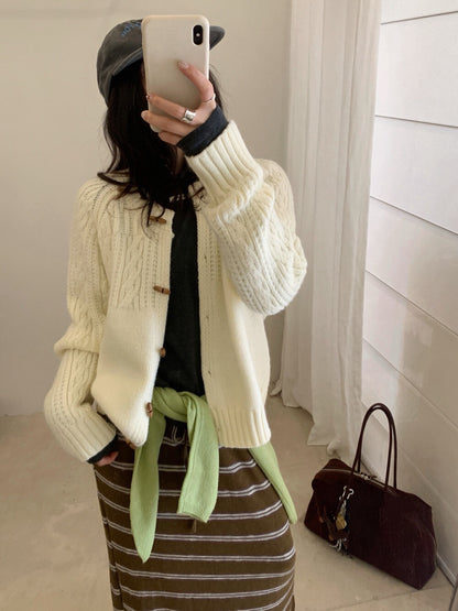 // 復古木鈕半麻花圓領CD