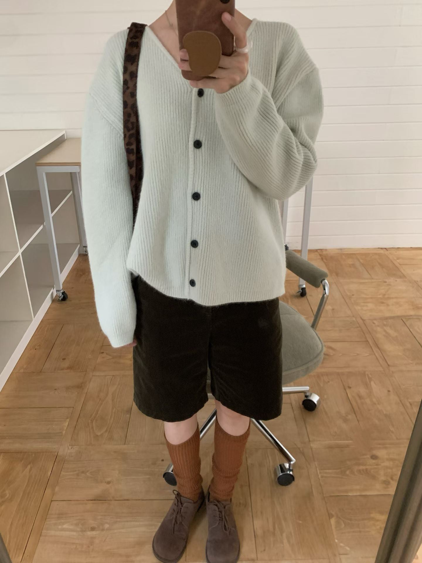 // 12色超美色系V領排扣羊絨紗CD