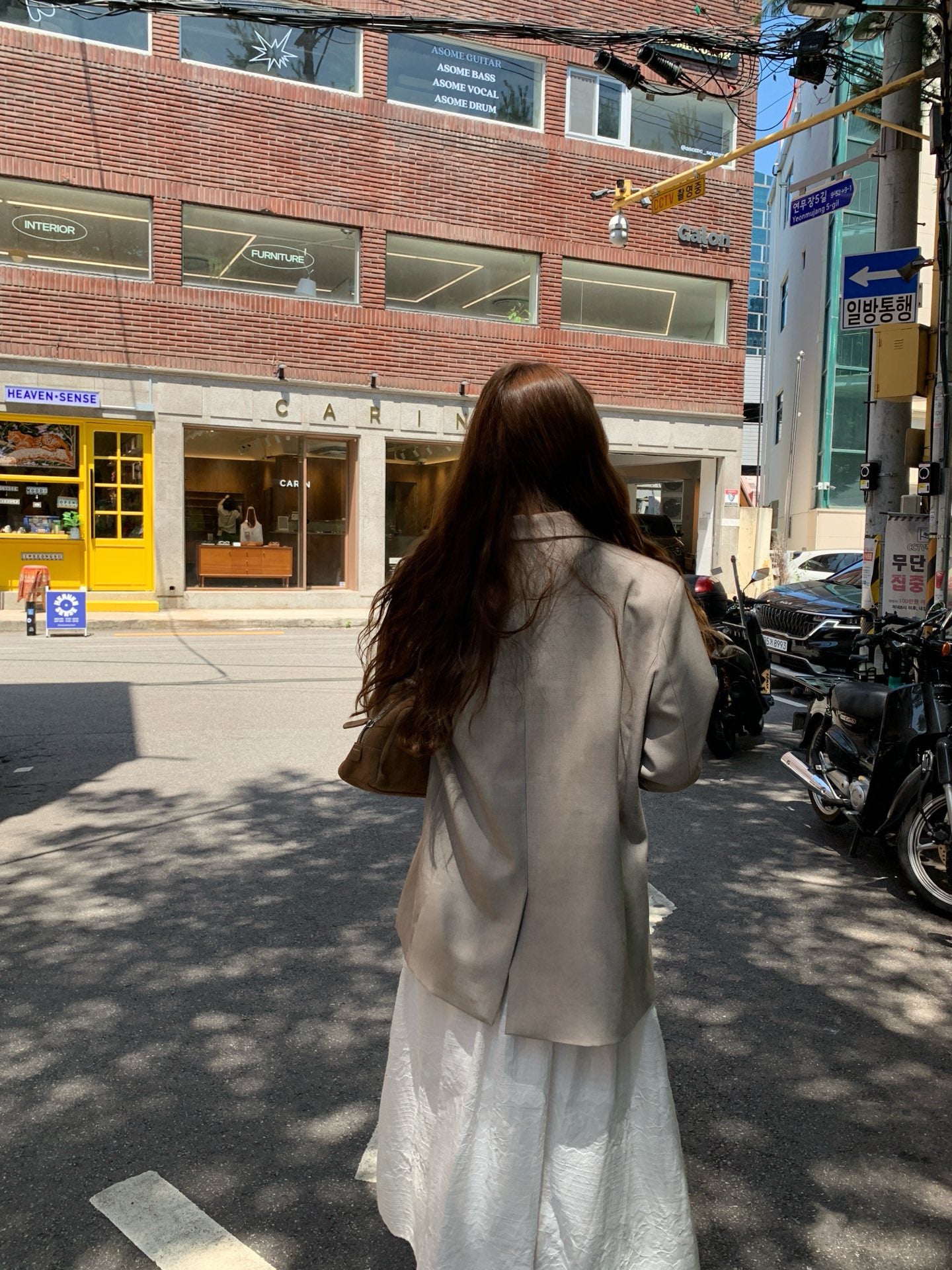 // 細節感滿滿撞色內裡西裝外套