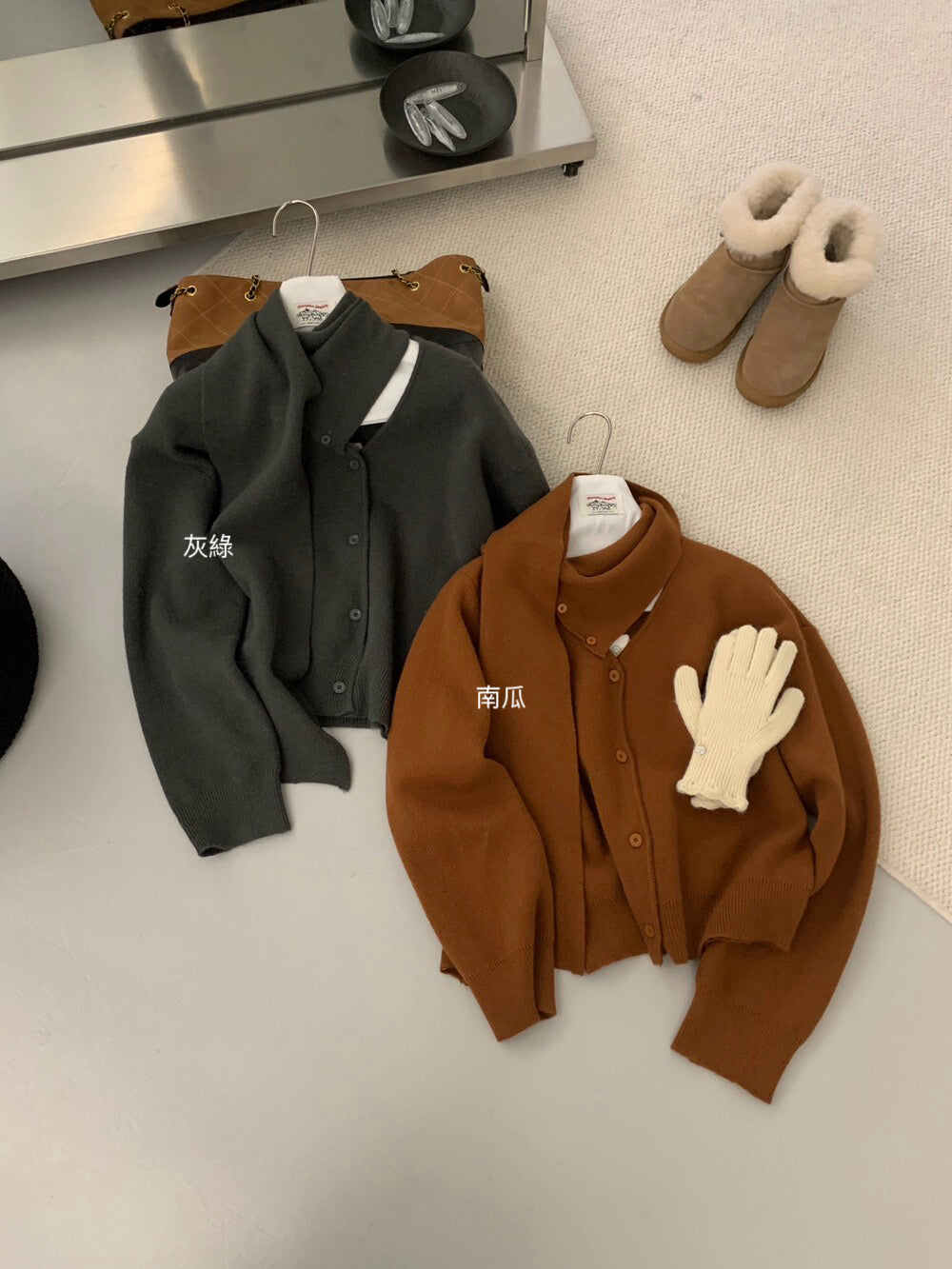 // 特別鈕扣設計連頸巾親膚CD