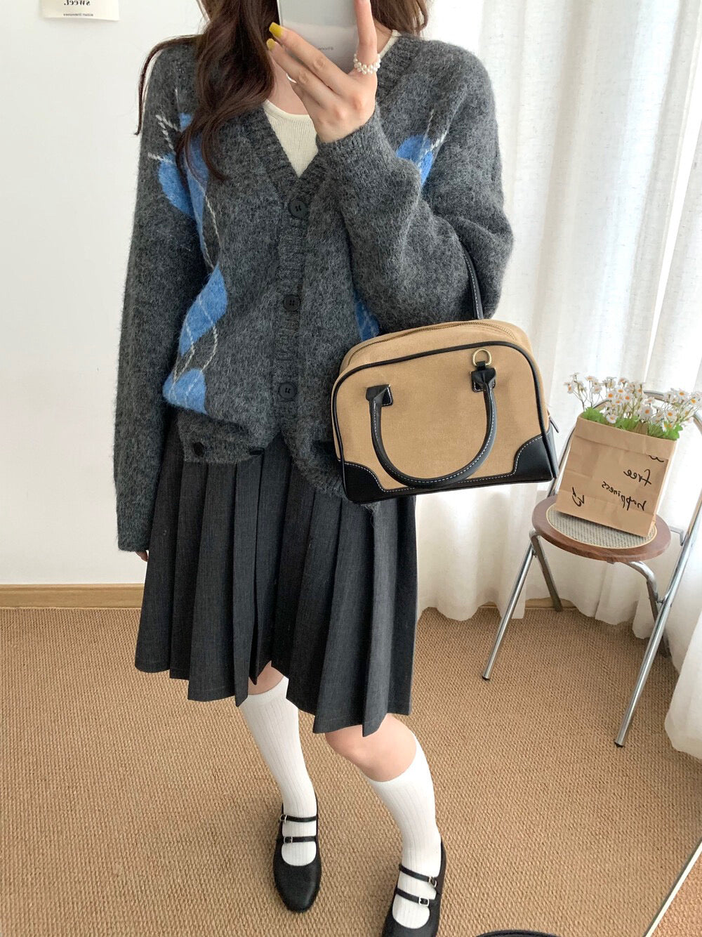 // 6%羊毛復古心心菱格V領CD