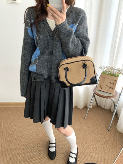 // 6%羊毛復古心心菱格V領CD