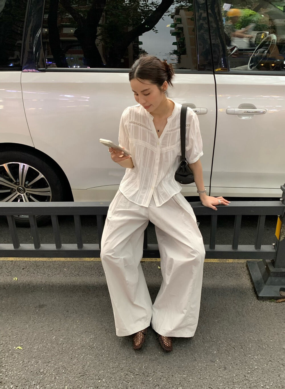 // 暗紋拼接鈎花小V領BL