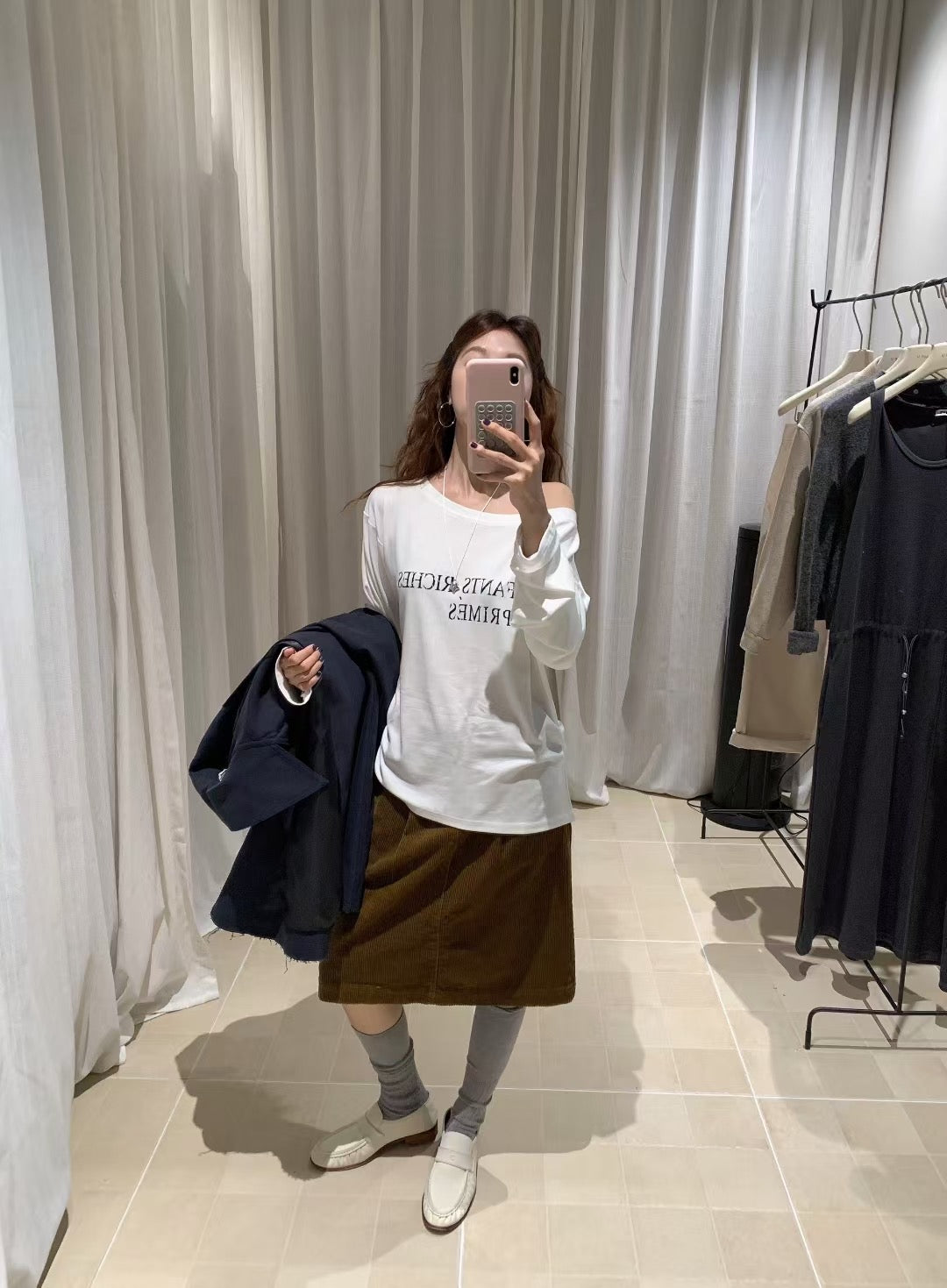 // 腰打褶可斜肩穿字母TEE