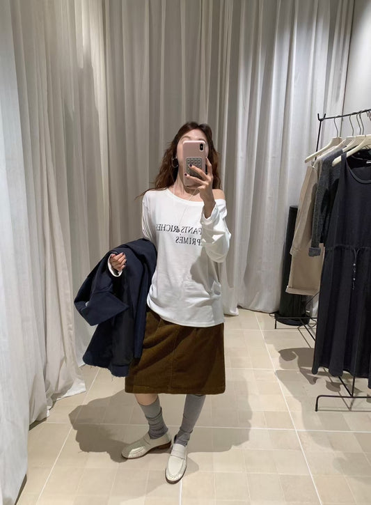 // 腰打褶可斜肩穿字母TEE
