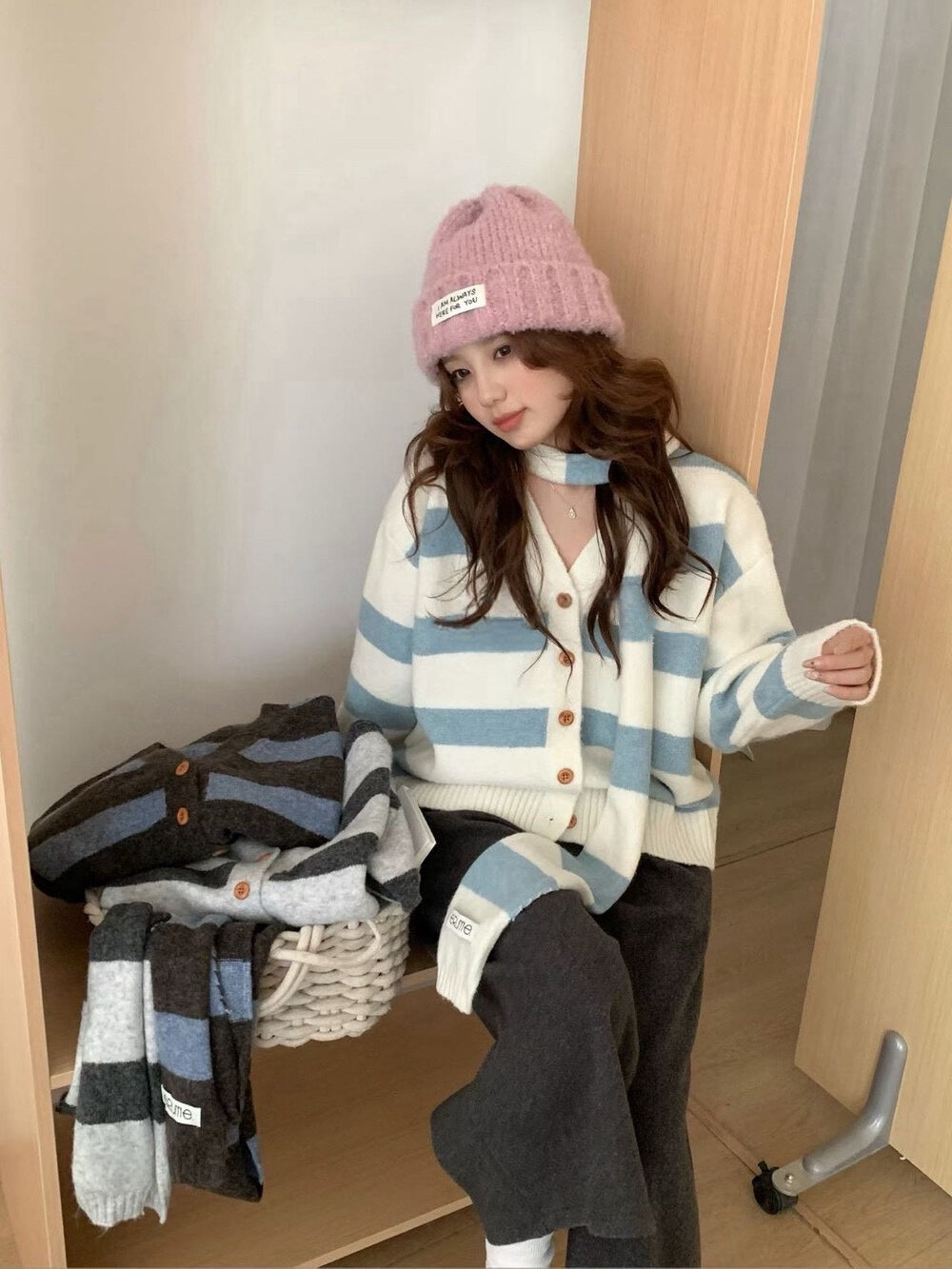 // 17%綿羊毛V領粗間條CD(連頸巾)