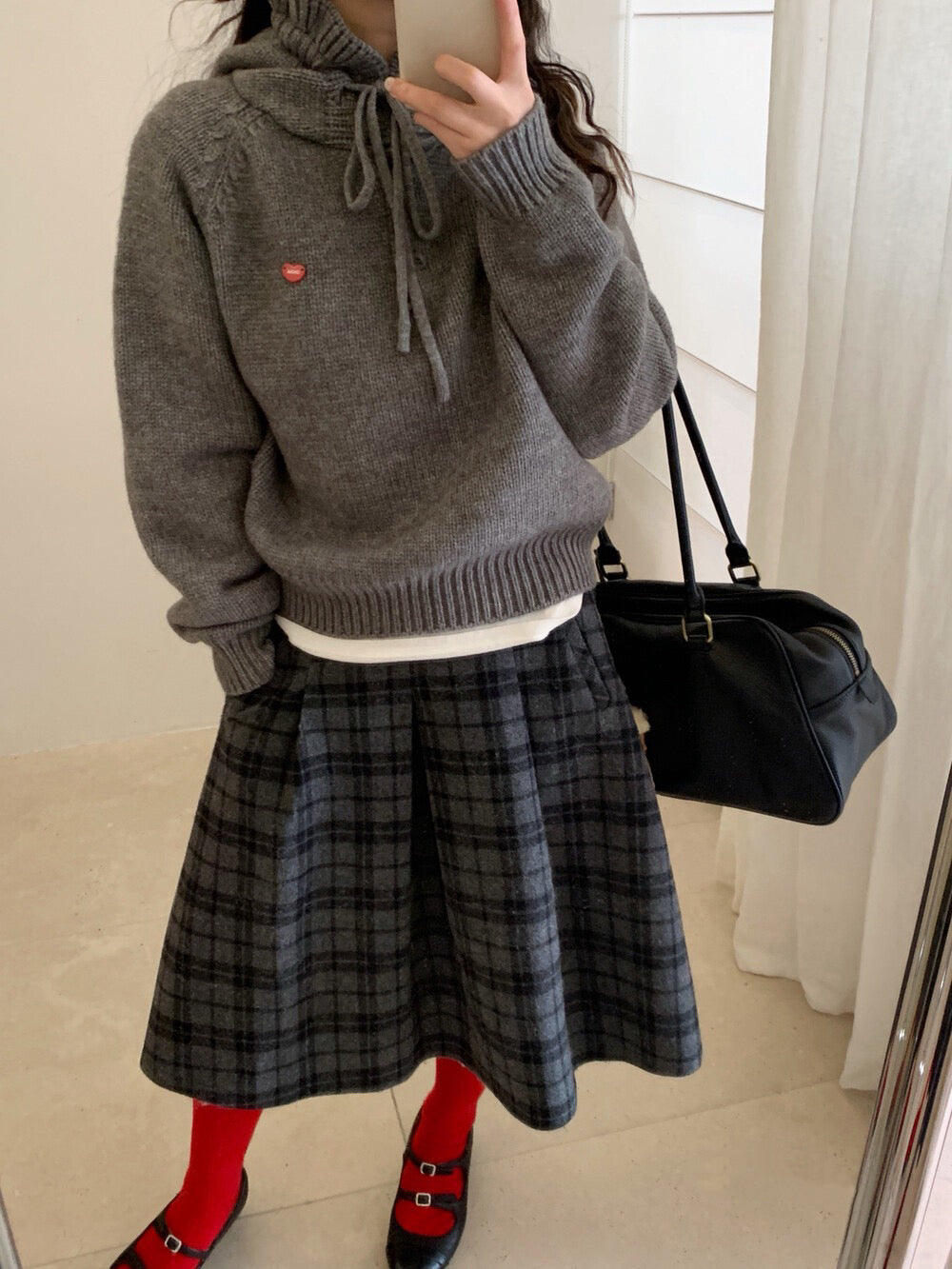 // 精緻花邊帽心心金屬貼牌毛衣