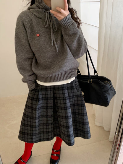 // 精緻花邊帽心心金屬貼牌毛衣