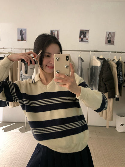 // 極簡風小V翻領間條毛衣