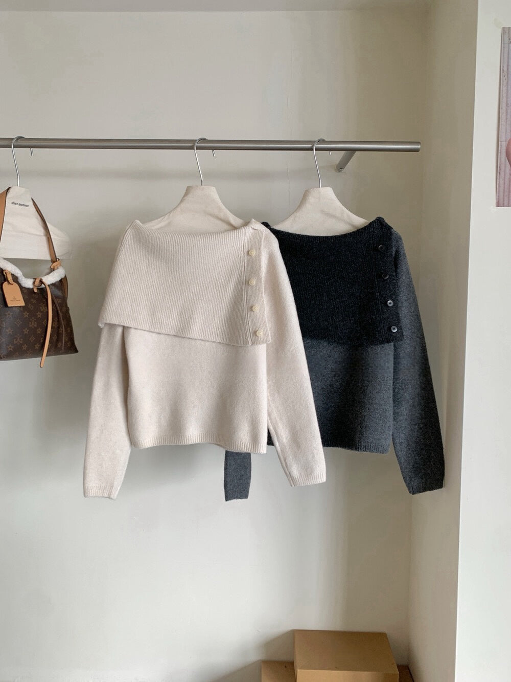 // 設計感側鈕扣雙層領一字領NT