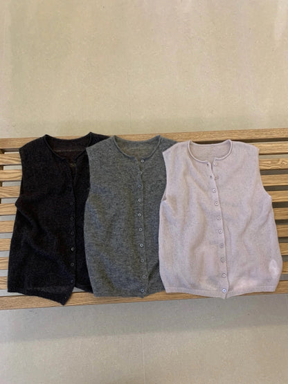 B79 / 微透膚薄款排扣羊毛背心(46%wool)