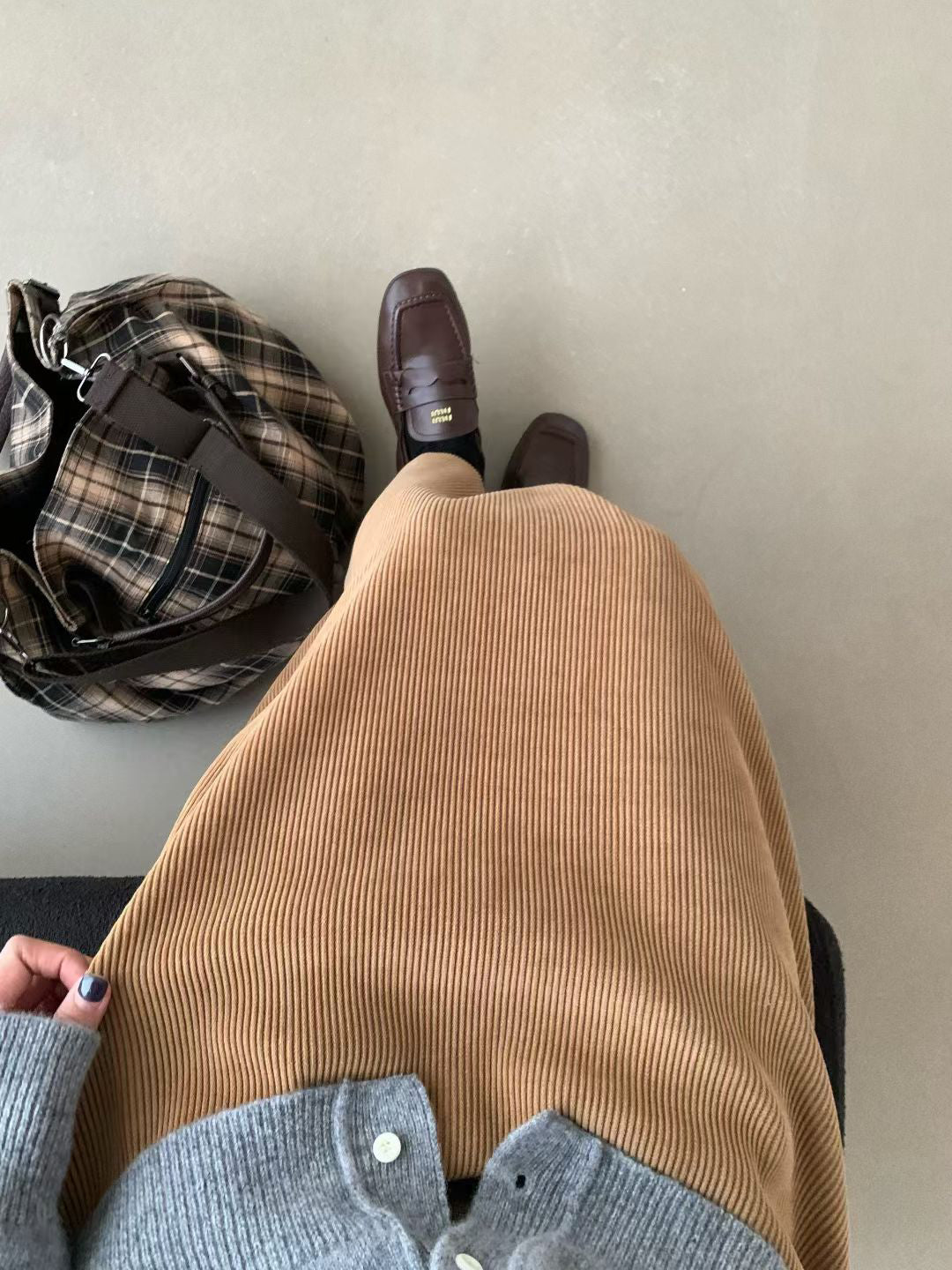 // 超大彈力絨感中裙