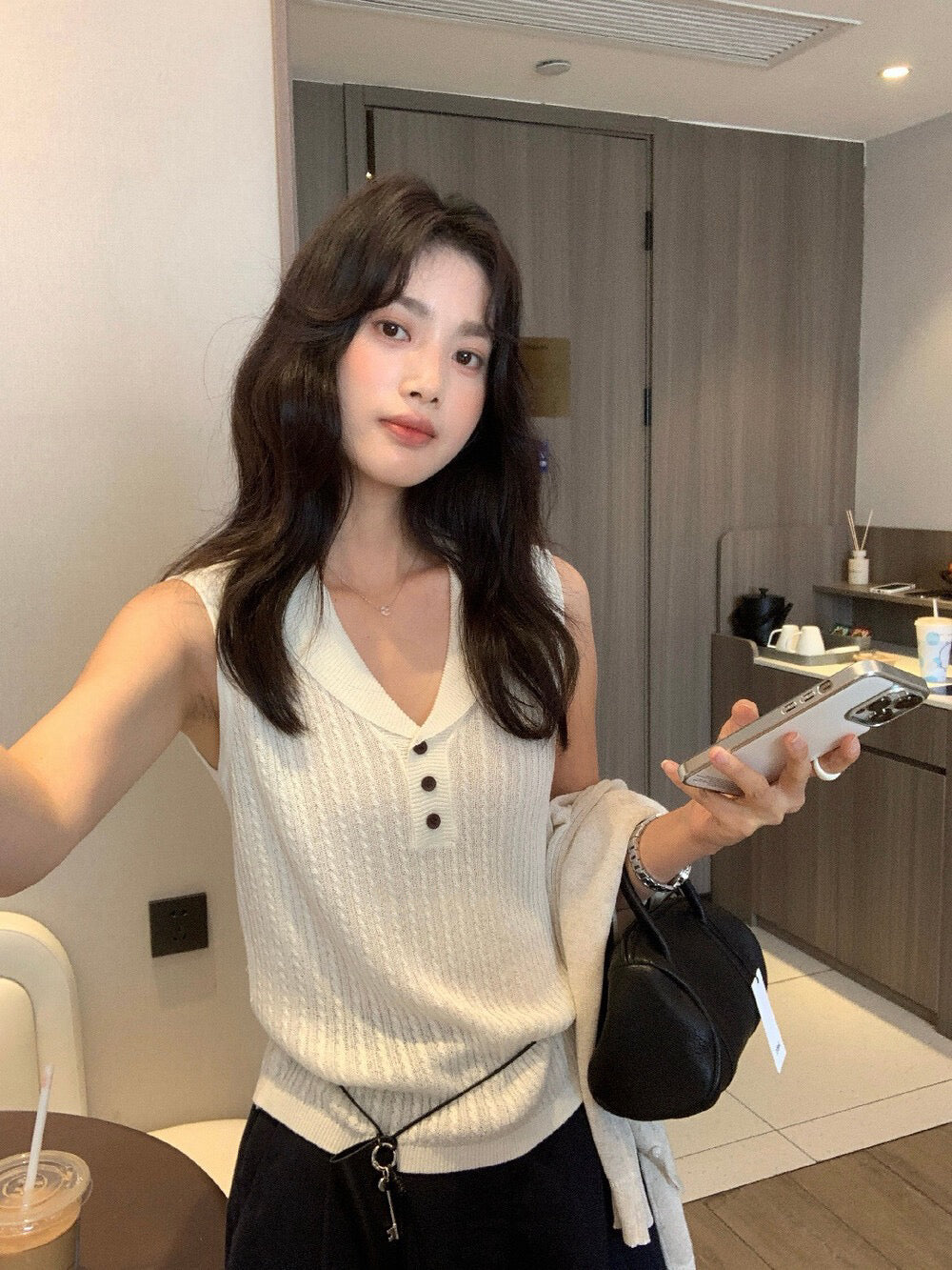 // 氣質翻領小鈕扣細麻花背心NT