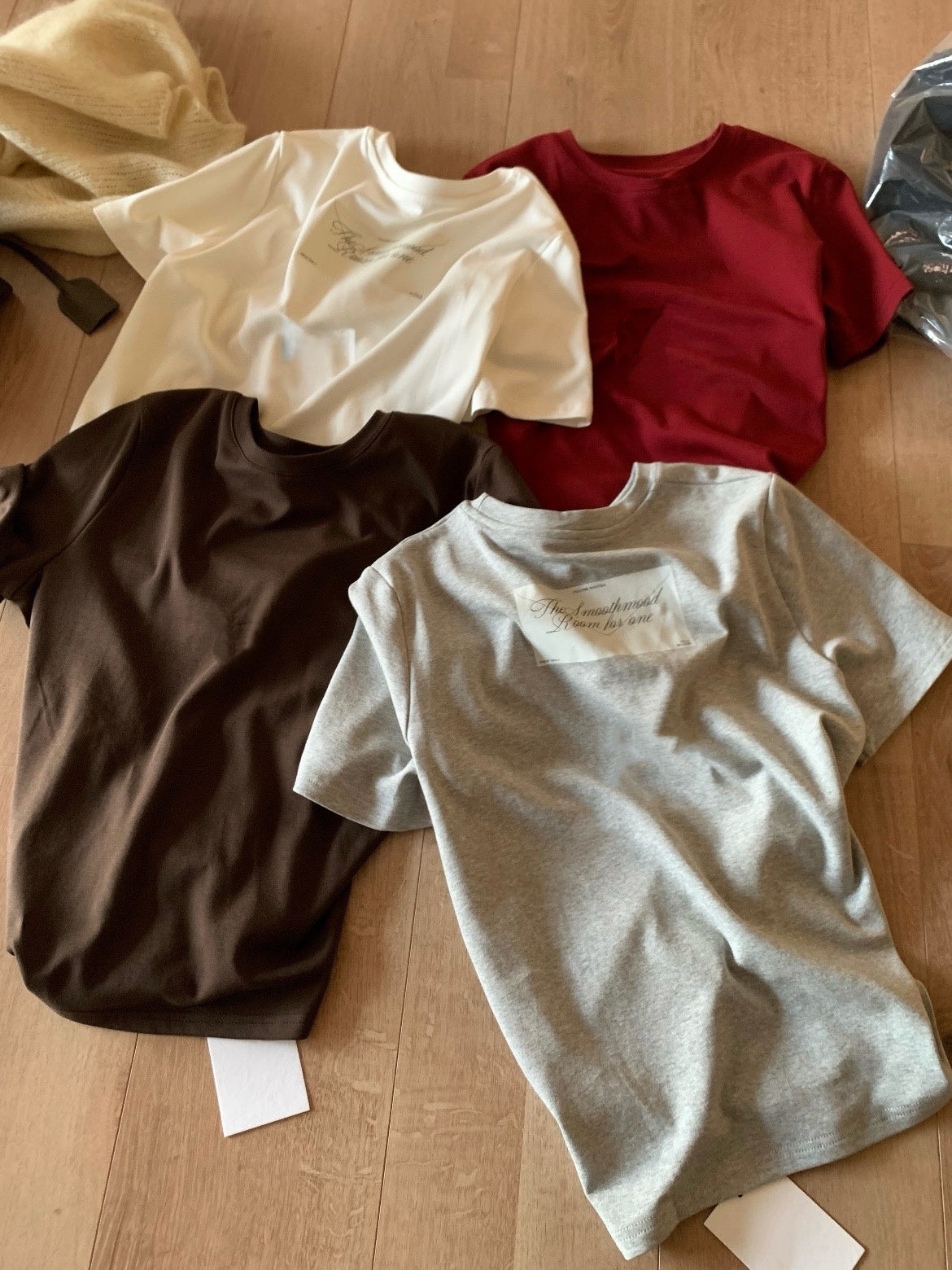 // 後字母拼色正面素色TEE