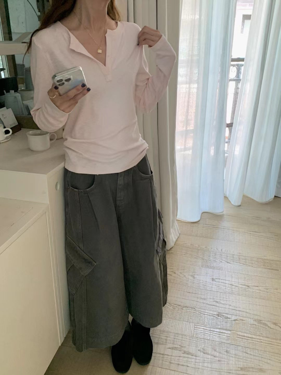 // 軟糯垂感小V領高質TEE