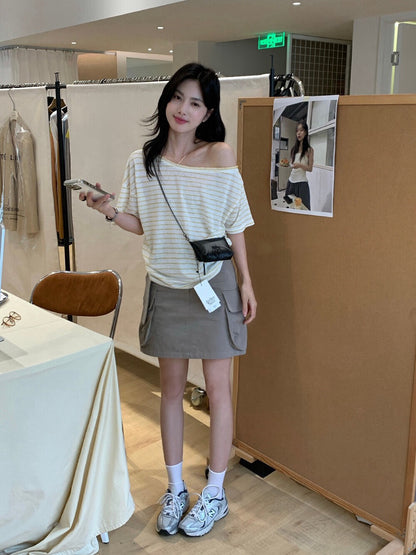 // 撞色鎖邊縫線斜領間條TEE