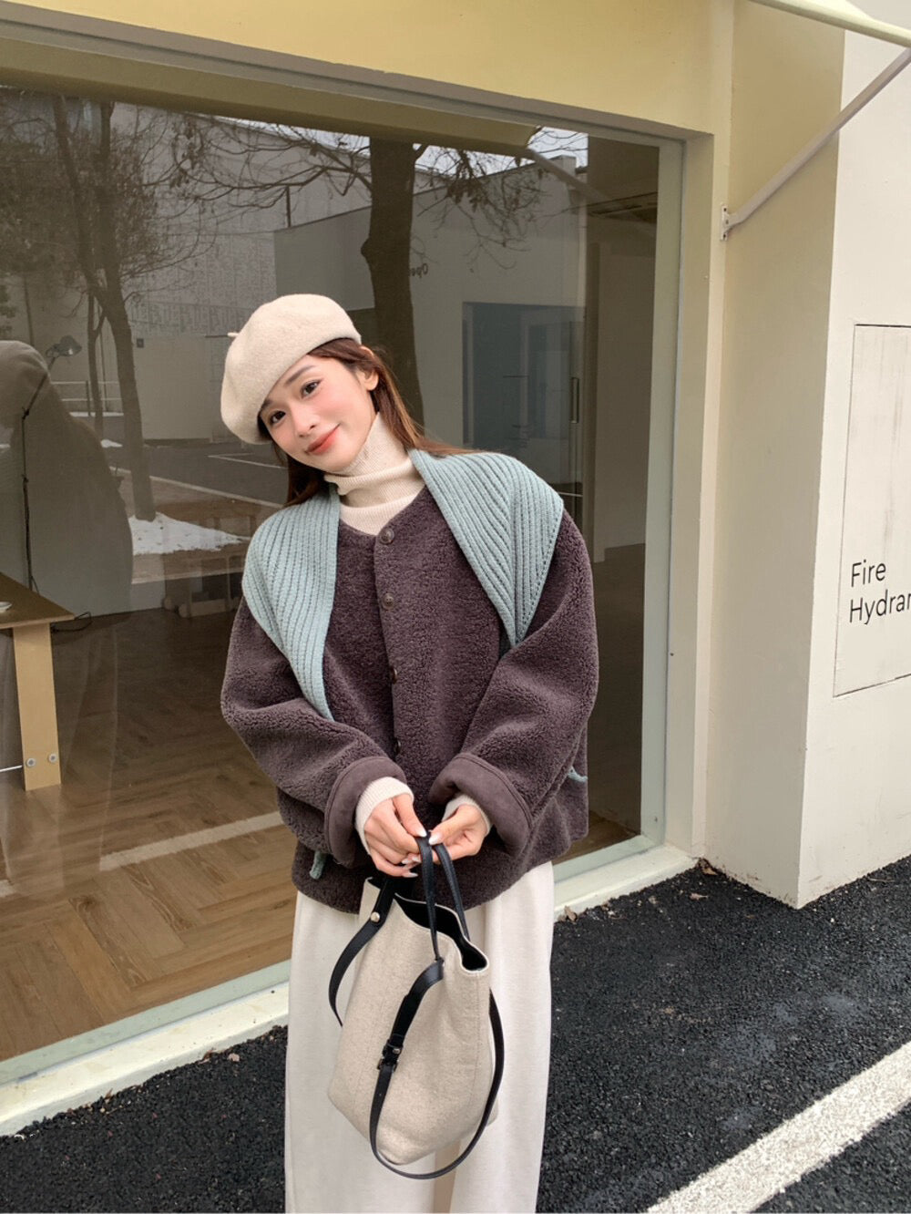 // 連披肩弧邊羊羔毛外套