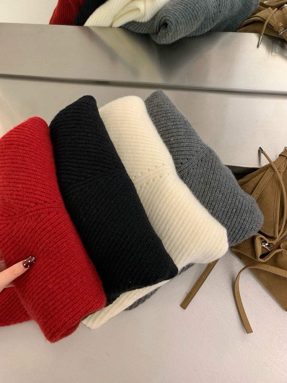 // 溫柔小性感掛頸毛衣