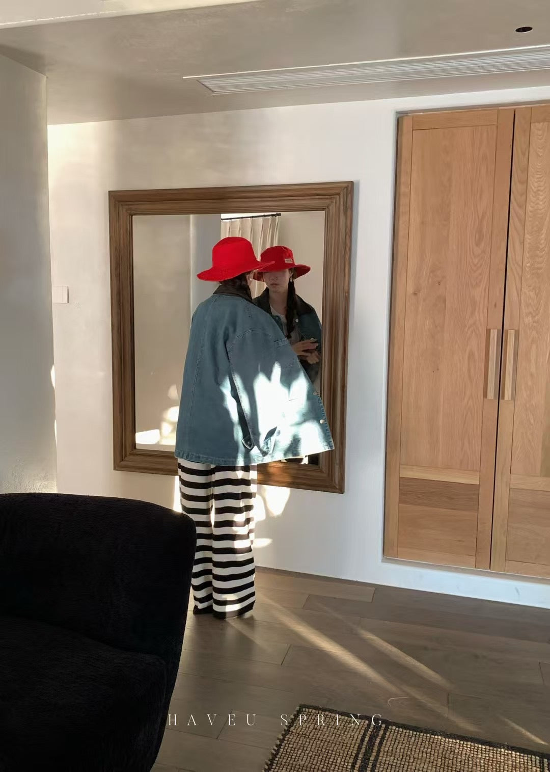 // 拼接皮領口袋中長牛仔外套