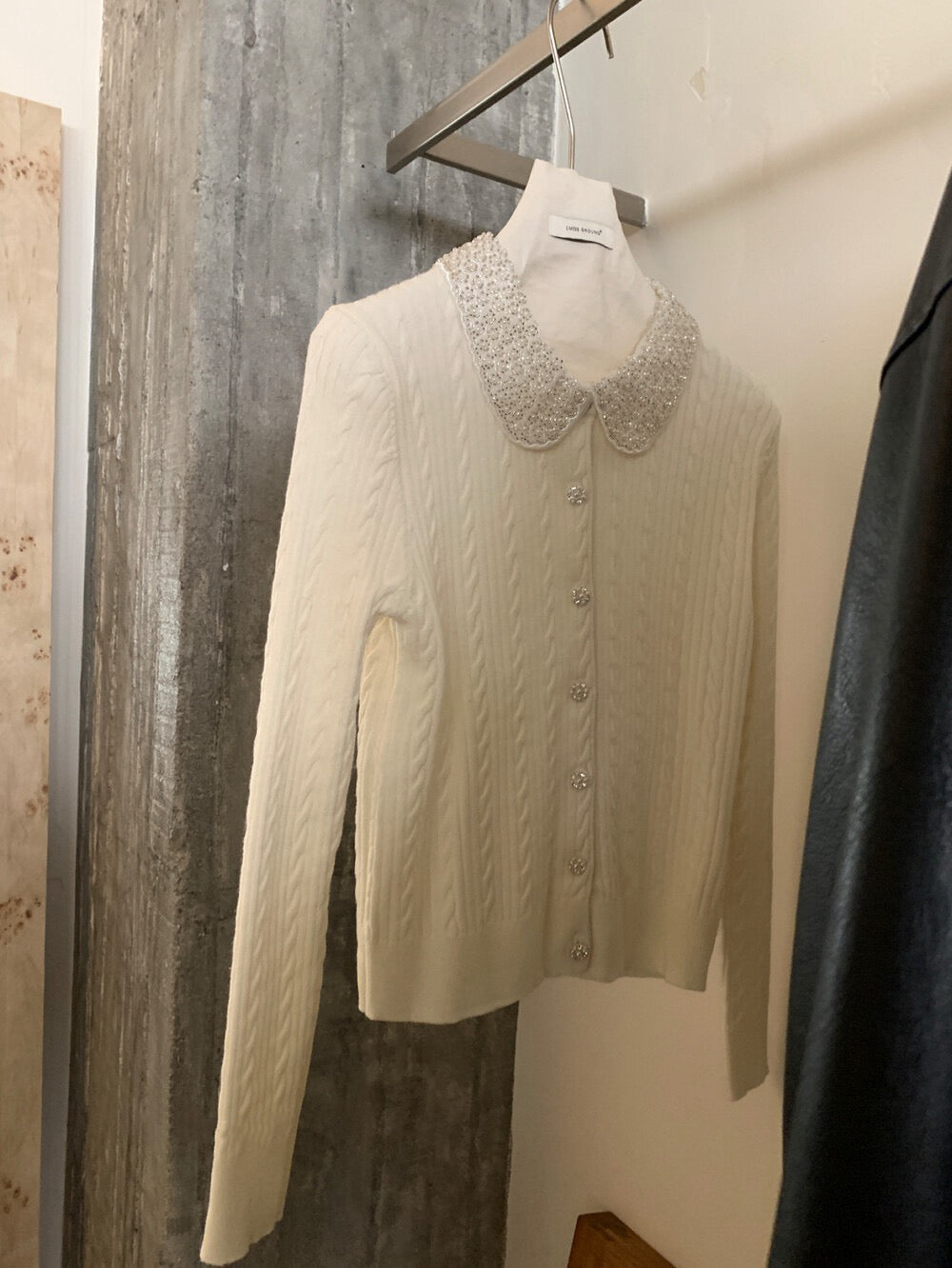 // 33%羊毛重工珍珠領麻花NT