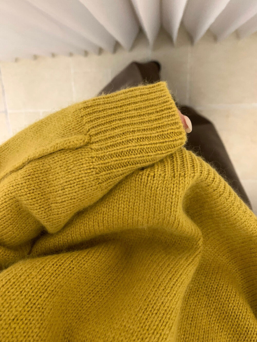 // 30%綿羊毛設計感不規則翻領毛衣