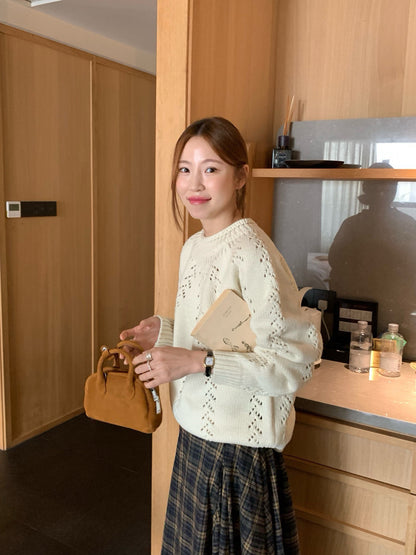 (部分現貨) // 15%wool鏤空鈎花半領卷邊毛衣