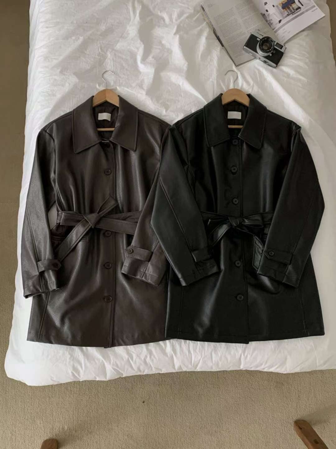 // 連腰帶中長款翻領啞光彷皮外套