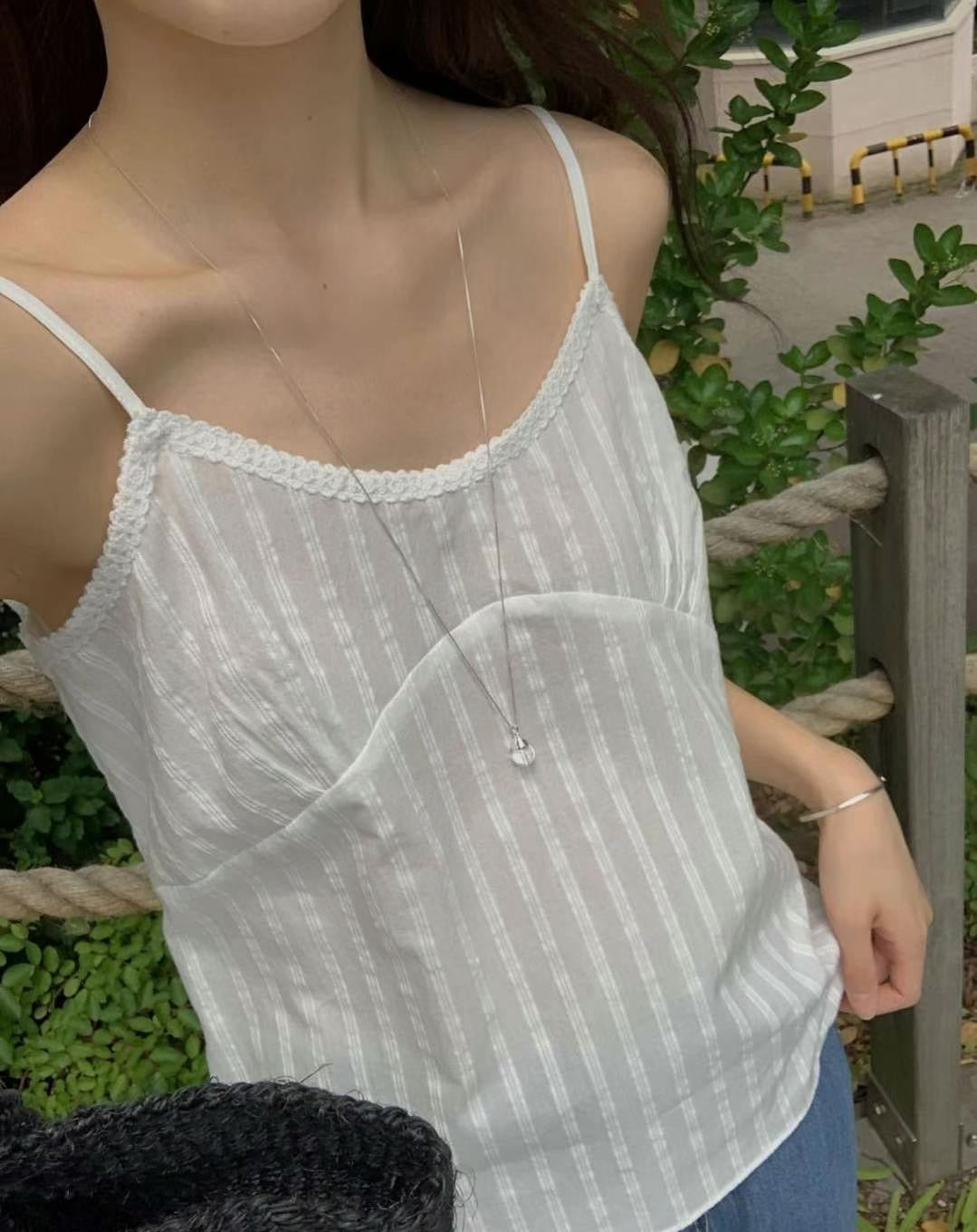 // 暗直紋高胸線吊帶上衣
