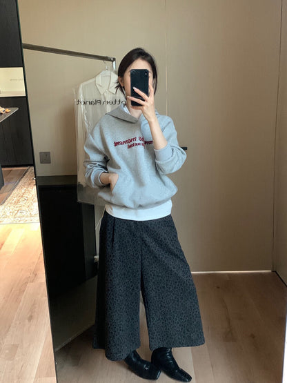 // 復古感植絨字連帽衛衣