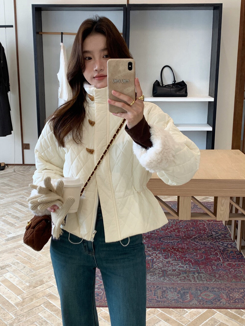 // 毛毛邊可抽繩腰牛角鈕菱格夾棉短外套