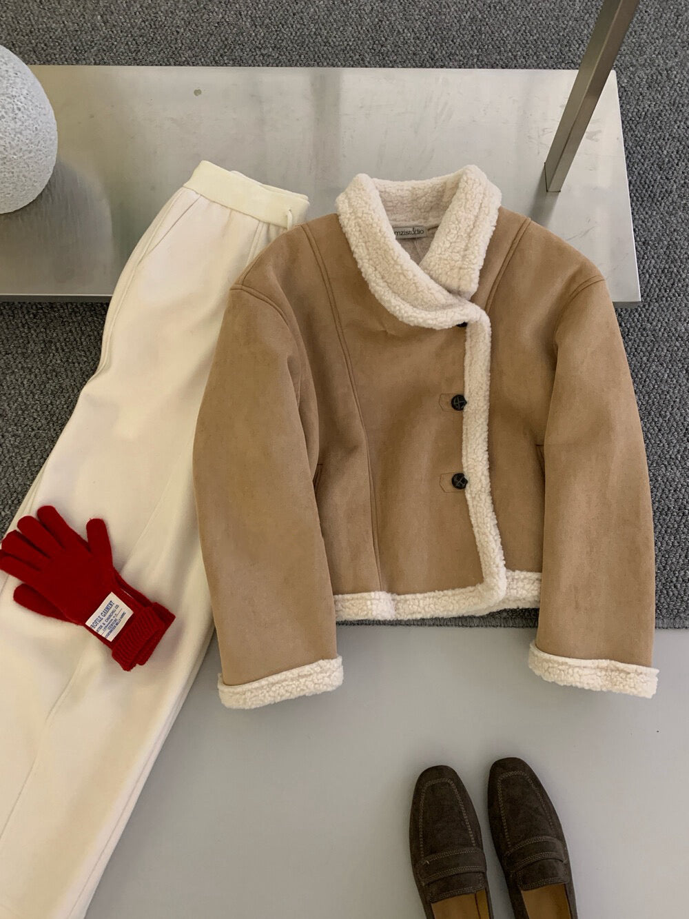 // 麂皮絨加羊羔毛底側排扣帥氣短款外套