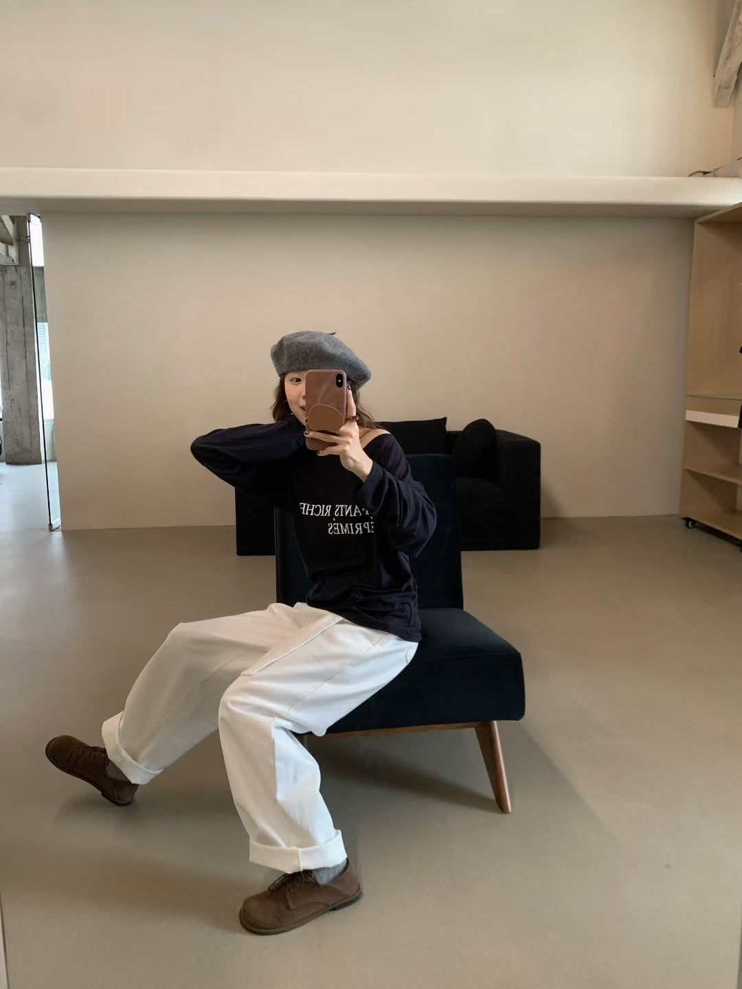 // 腰打褶可斜肩穿字母TEE