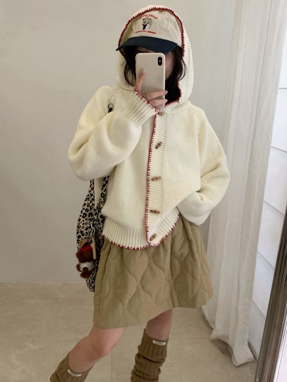 // 設計感撞色縫線包邊牛角鈕連帽CD