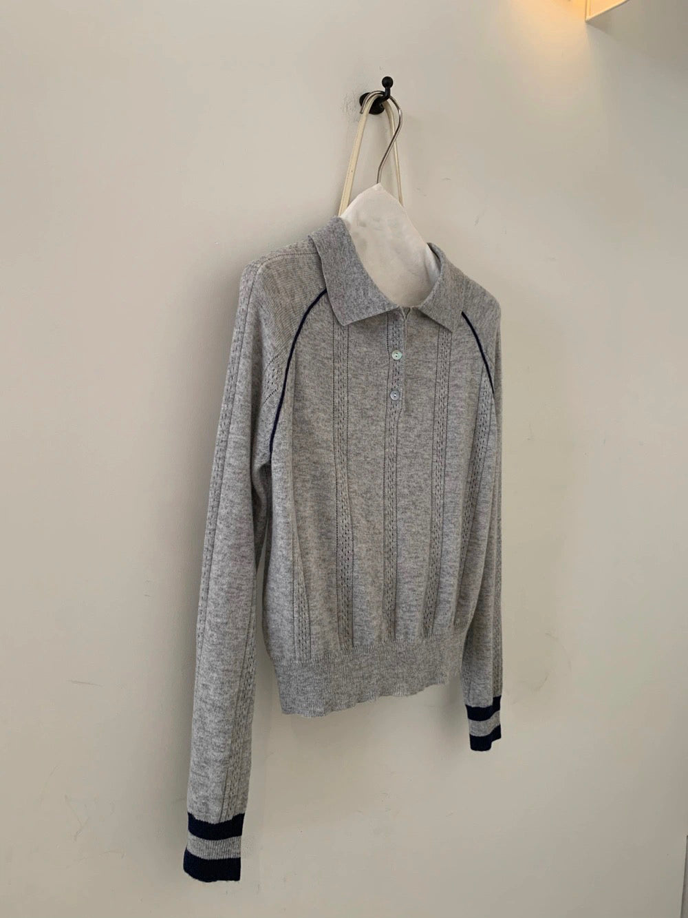 T255 / 復古感鏤空織紋撞色邊polo針織上衣(50%WOOL)