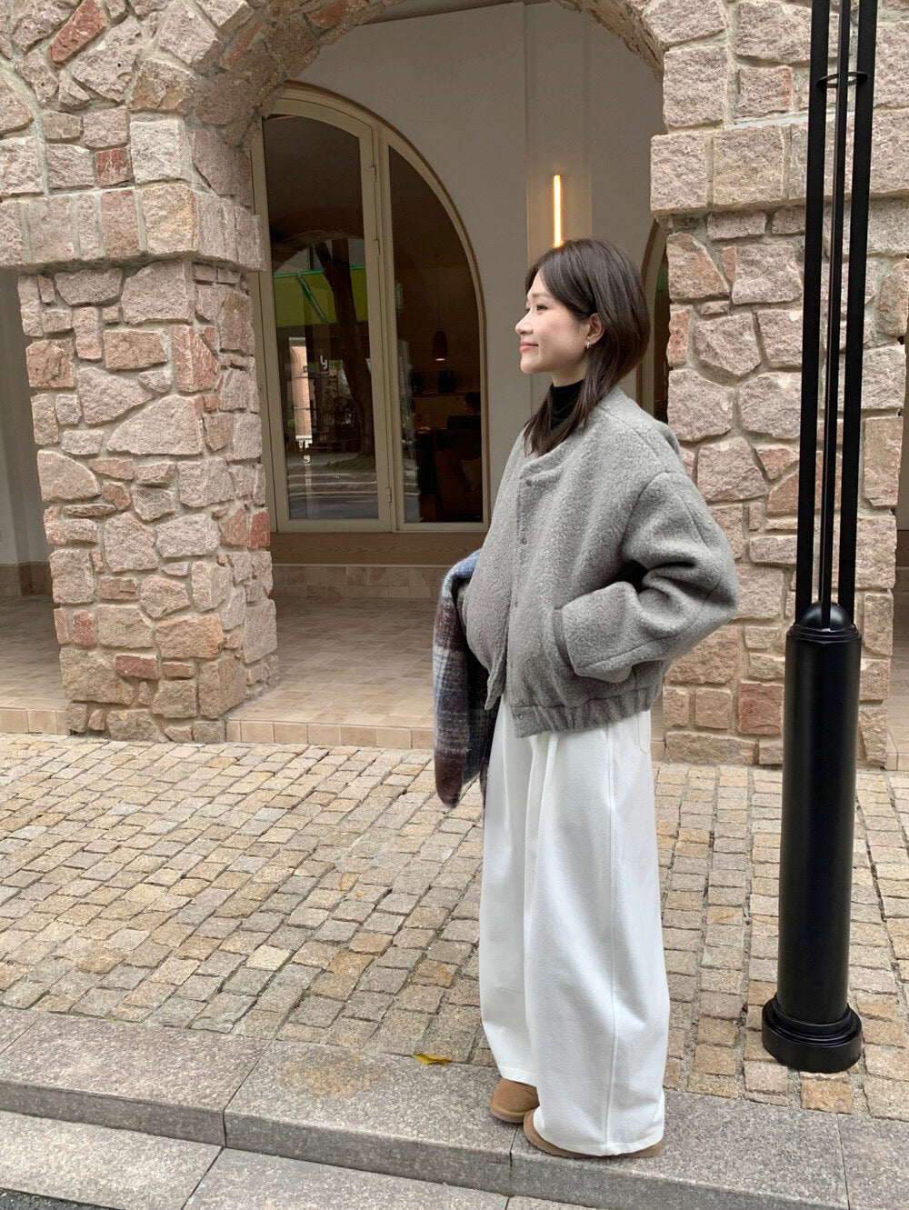 // 後貼標羊羔毛圓領夾棉外套