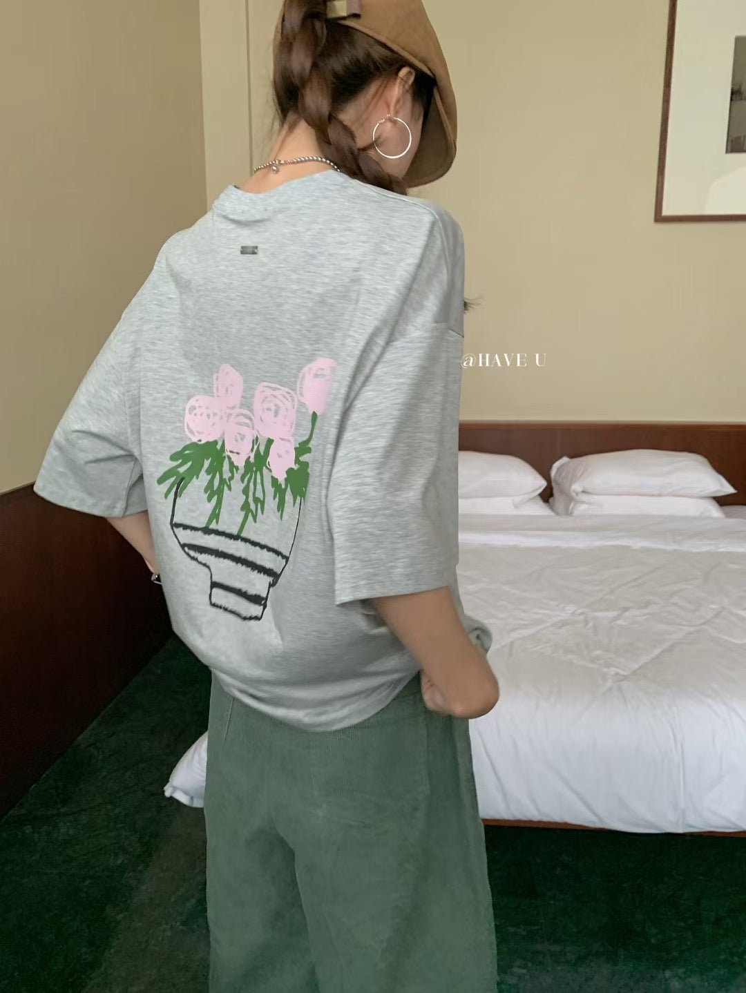 // 背後玫瑰圖案寬鬆TEE