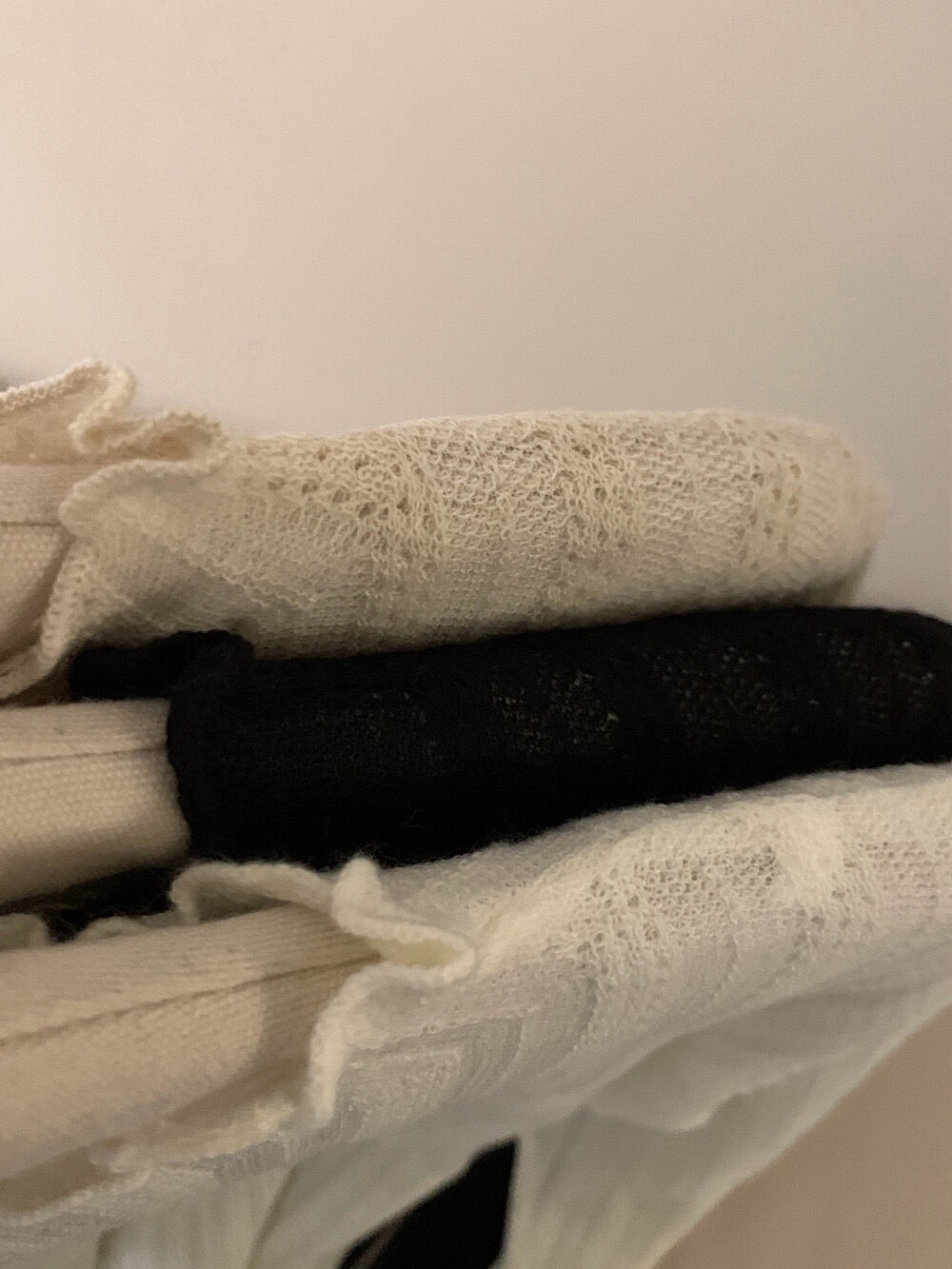 // 10%羊毛木耳邊lace鈎花打底上衣