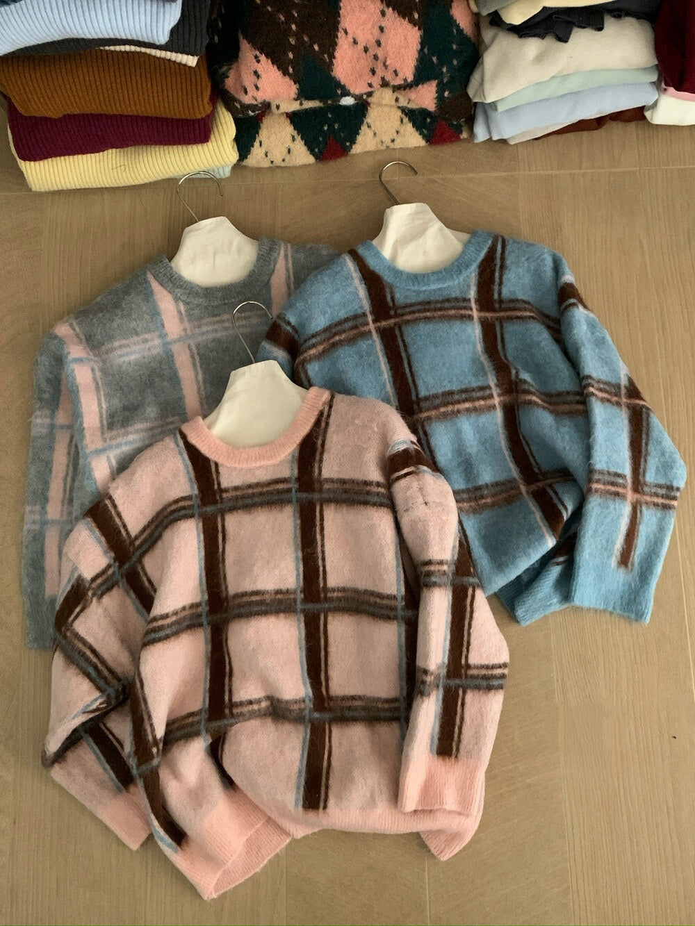 // 慵懶拉絨撞色格紋毛衣