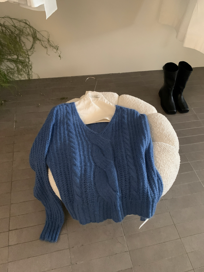 // 馬海毛麻花V領毛衣