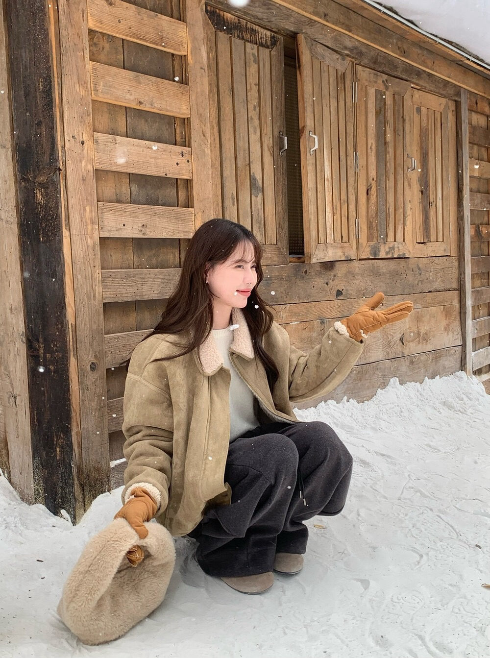 // 皮毛一體毛毛圓翻領麂皮外套