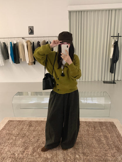 // 設計感交叉側鈕扣深V毛衣