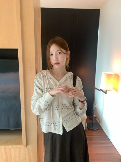 // 心心刺繡鏤空通花連帽CD