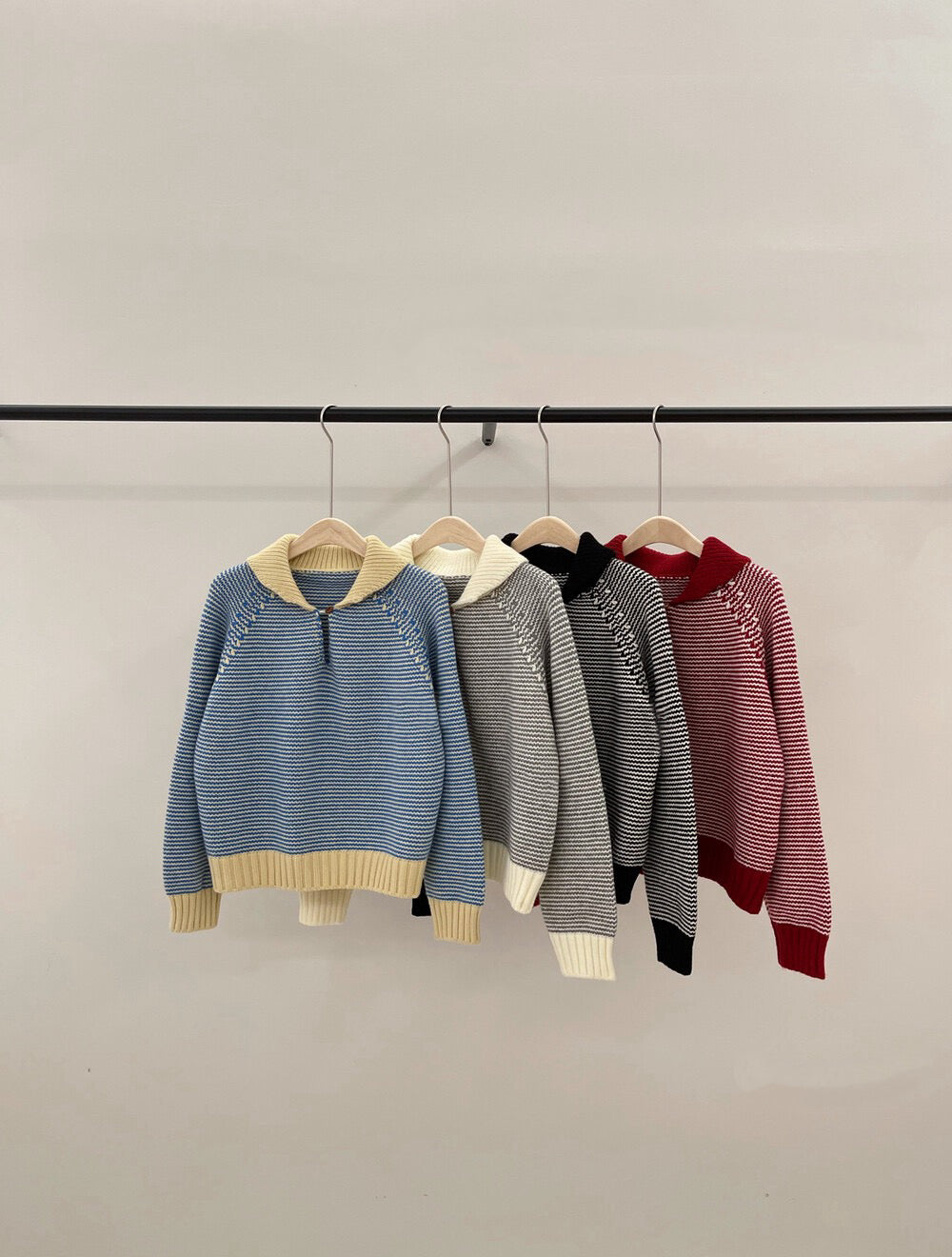 // 設計感撞色領一粒鈕細間條毛衣